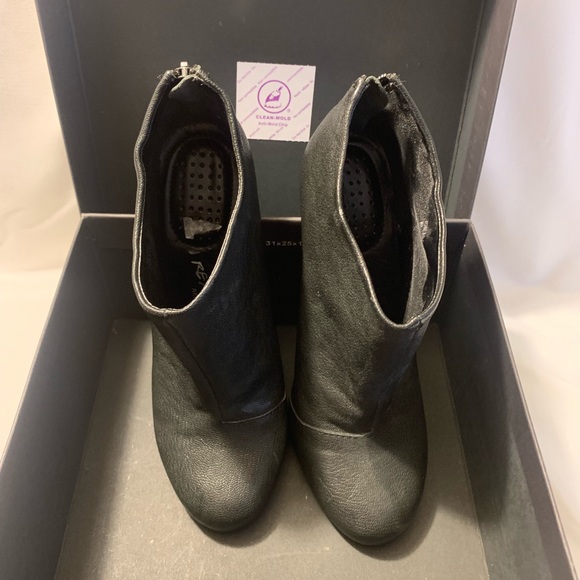 EUC Kenneth Cole Reaction Leather Booties - Picture 2 of 4